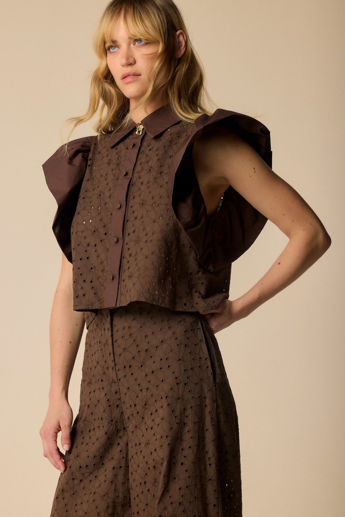 KOCCA Completo in pizzo sangallo marrone camicia con volant e pantaloni palazzo