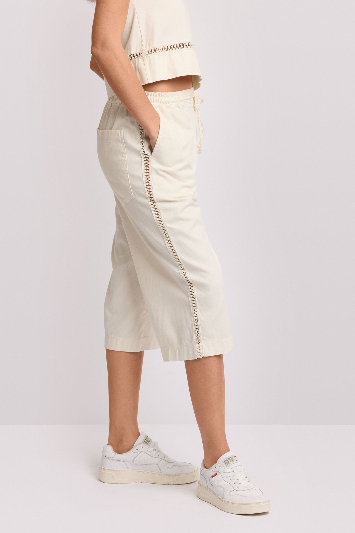 KOCCA Pantaloni cropped con molla e coulisse e inserti laterali in macramè