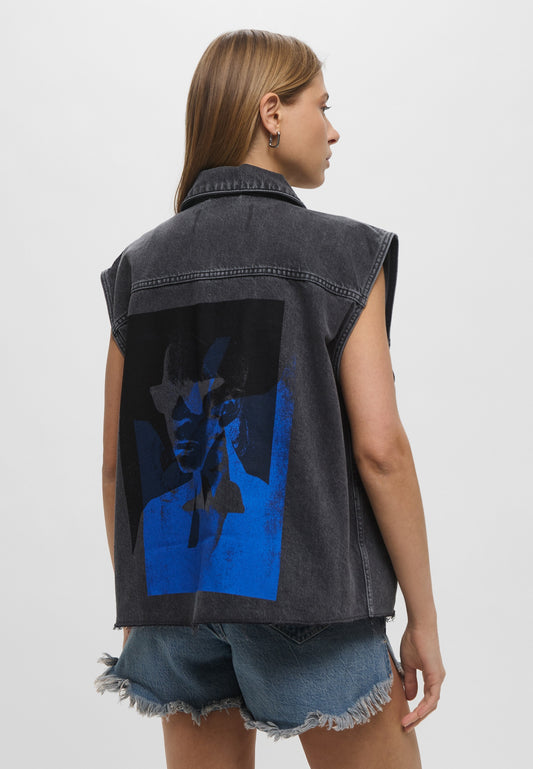 KARL LAGERFELD Giubbotto smanicato in jeans grigio over con stampa sulla schiena