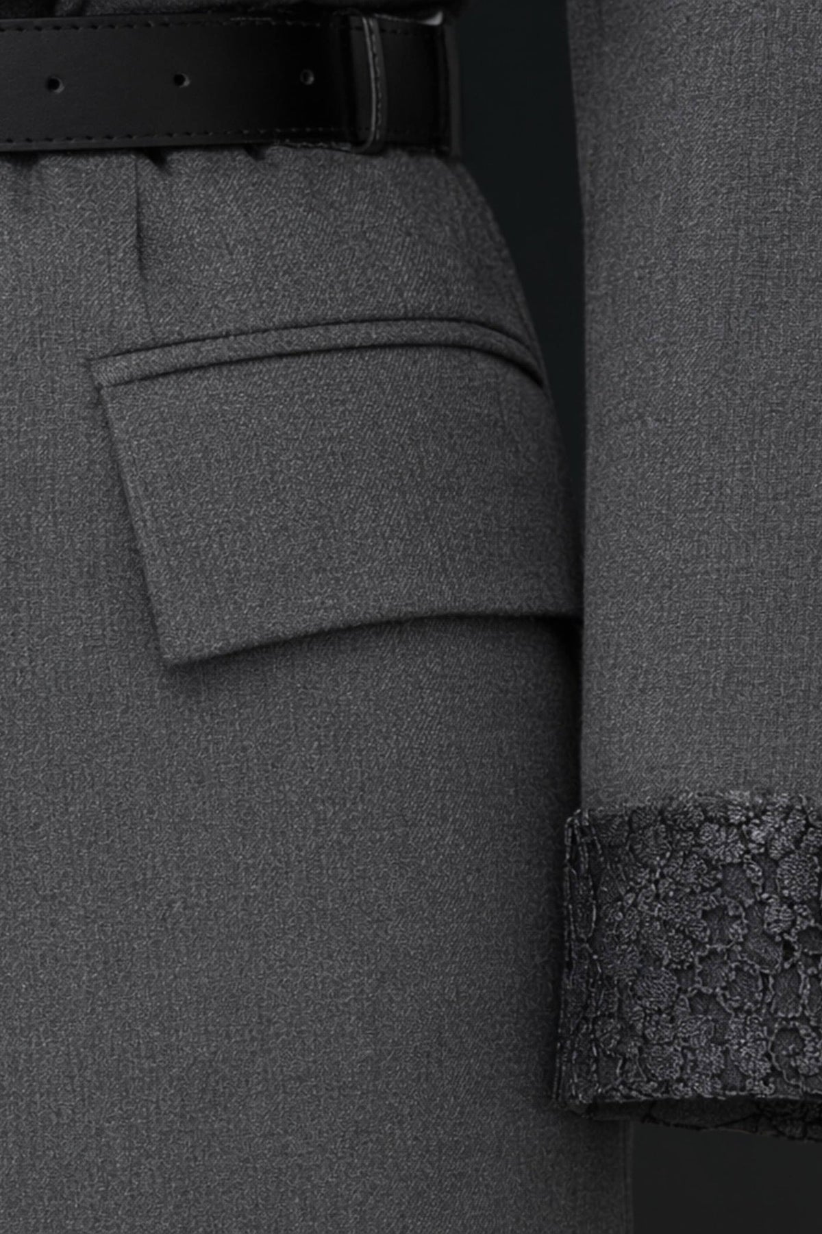 KOCCA Giacca sartoriale con cinta e bordo pizzo sulla manica