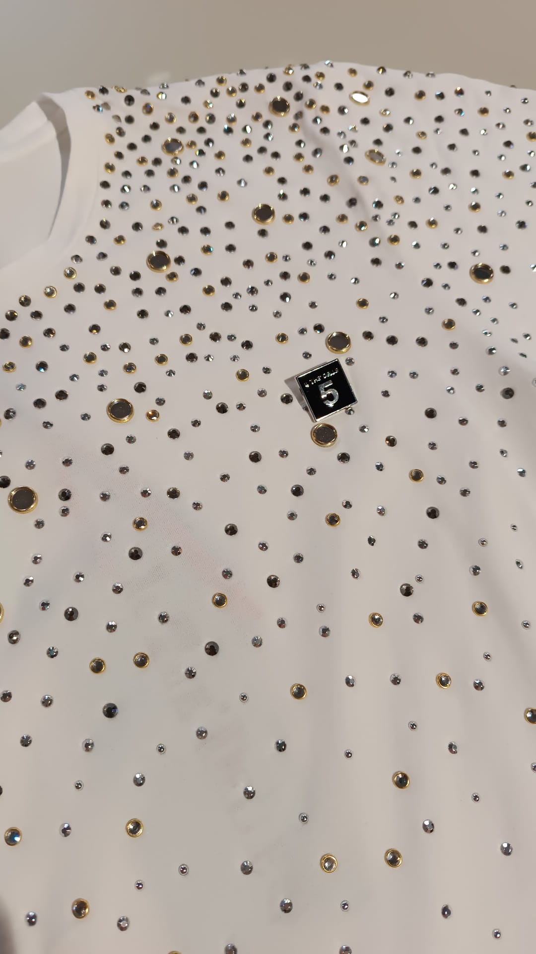 IL THÈ DELLE 5 T-Shirt girocollo con specchietti e castoni all over