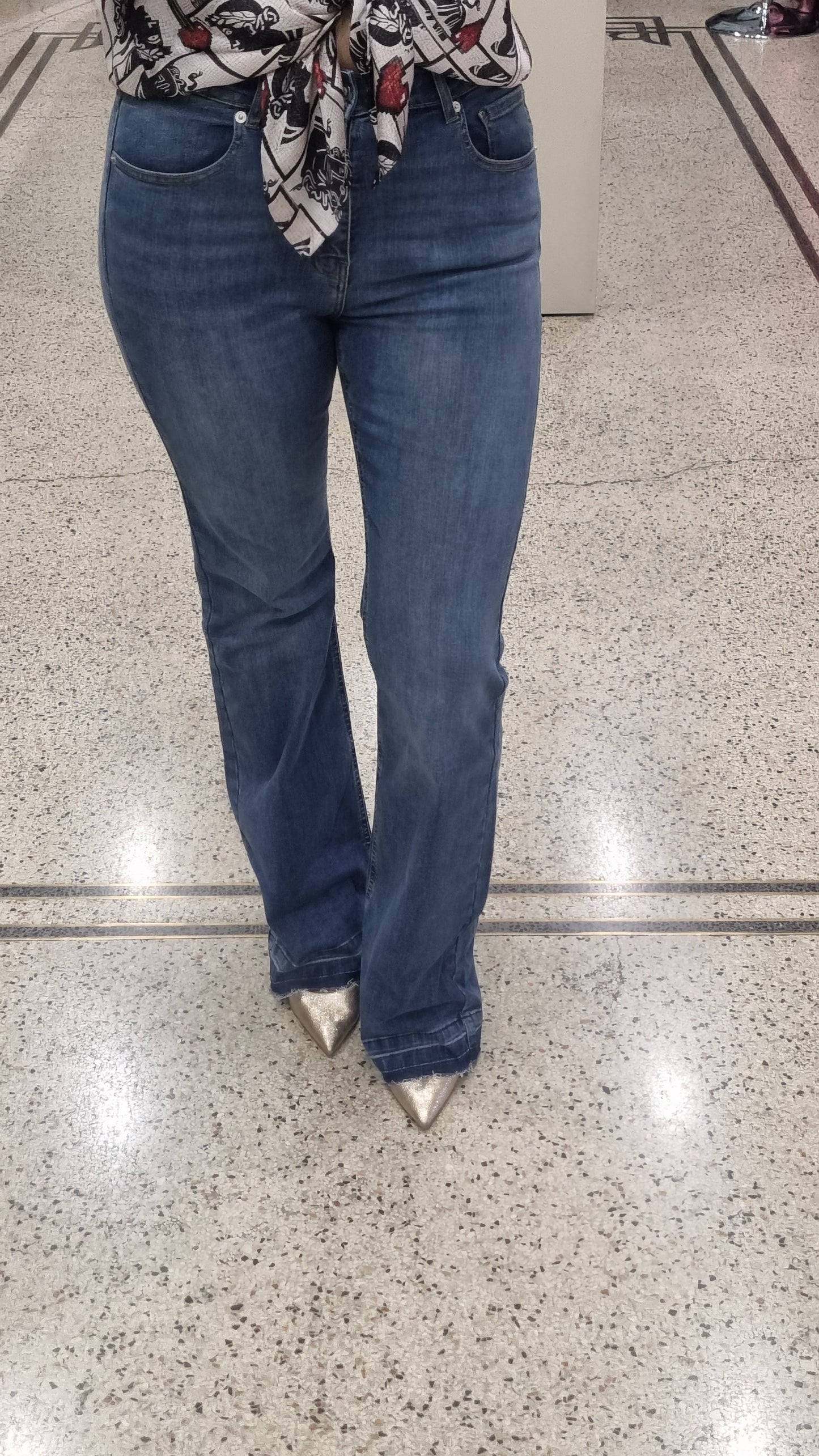MARKUP Jeans a zampa con fondo sfrangiato