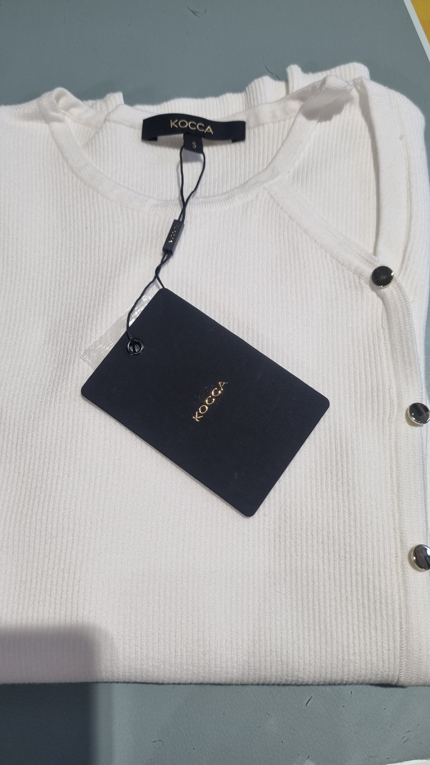 Maglia effetto cut-out con bottoni dorati BREDELE