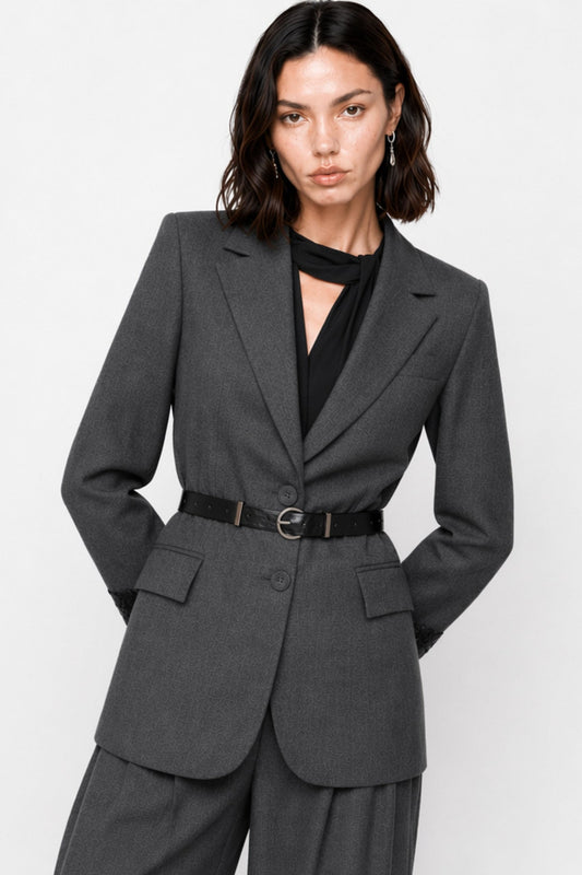 KOCCA Giacca sartoriale con cinta e bordo pizzo sulla manica