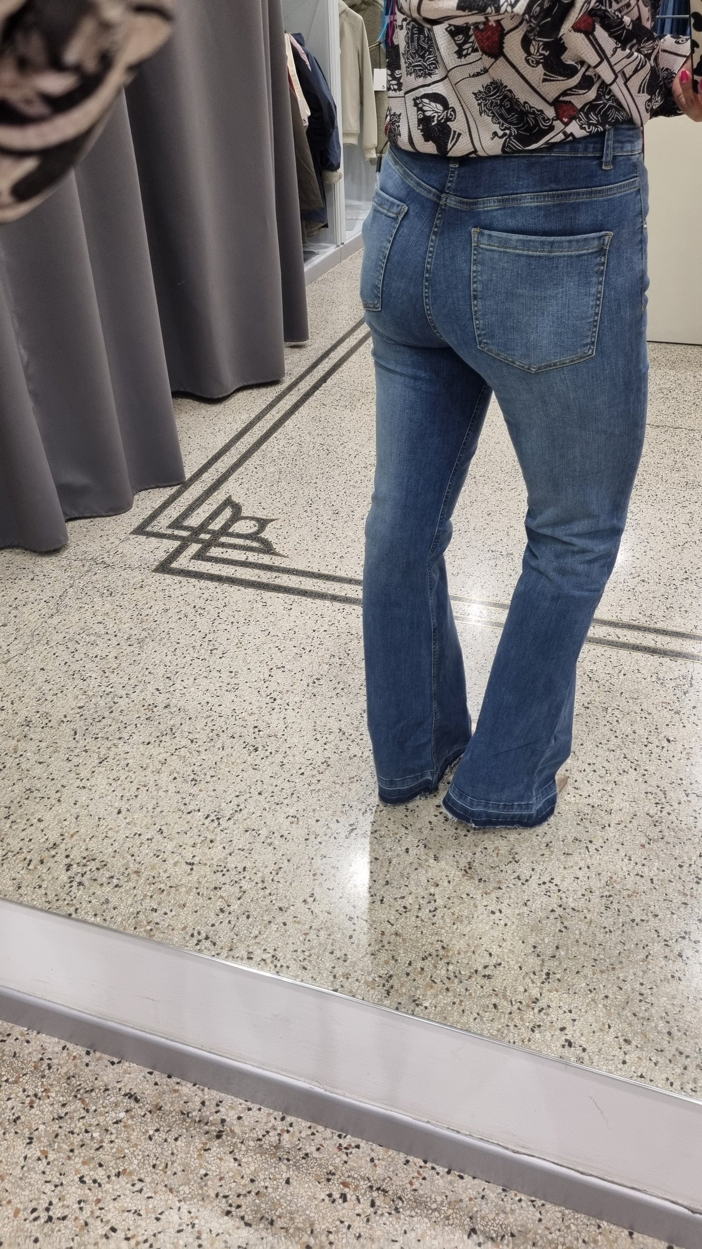MARKUP Jeans a zampa con fondo sfrangiato